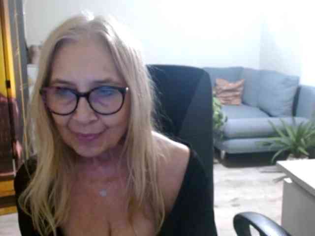 BlondeSofia webcam