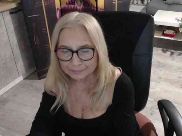 BlondeSofia webcam