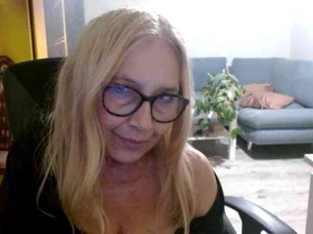 BlondeSofia webcam