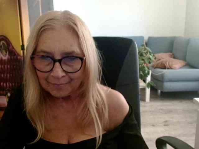 BlondeSofia webcam