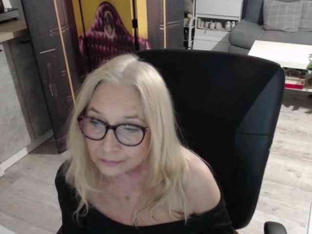 BlondeSofia webcam
