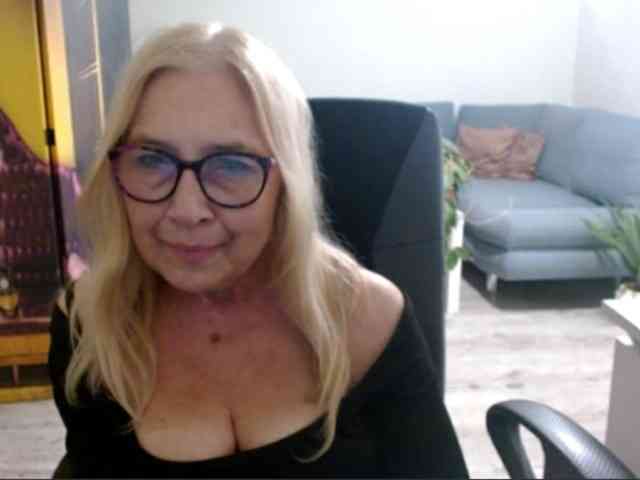 BlondeSofia webcam