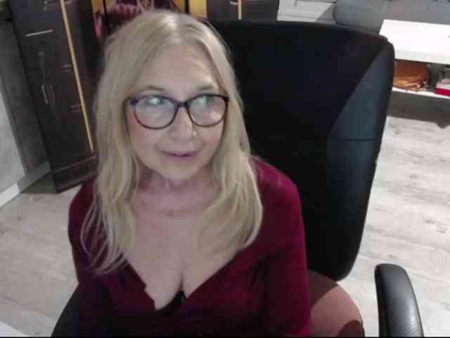 BlondeSofia webcam