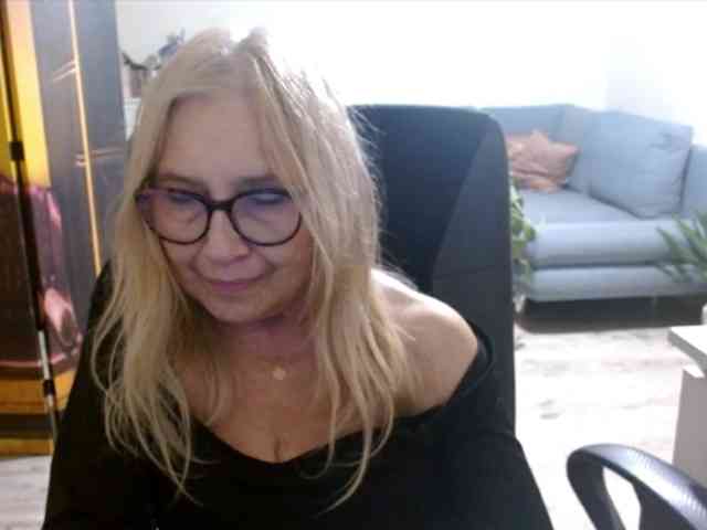 BlondeSofia webcam