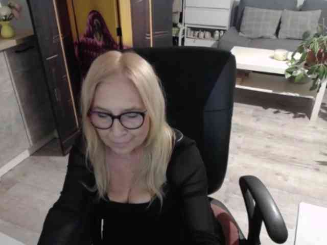BlondeSofia webcam