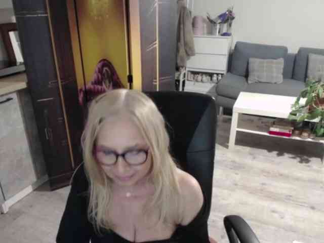 BlondeSofia webcam