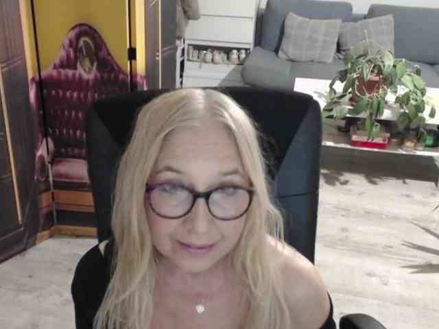 BlondeSofia webcam