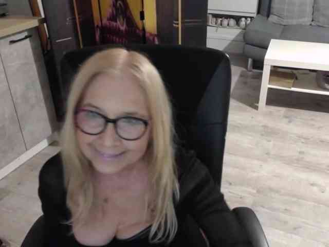 BlondeSofia webcam