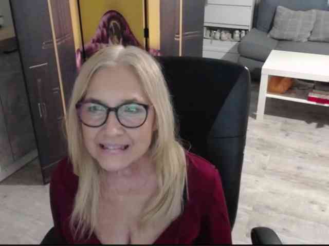 BlondeSofia webcam