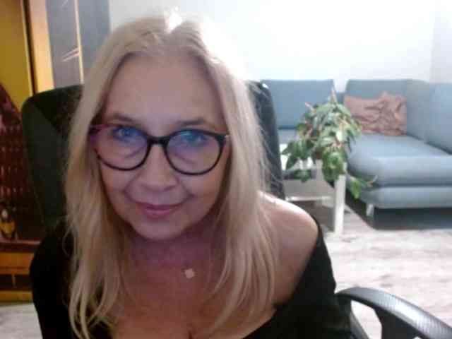 BlondeSofia bongacams