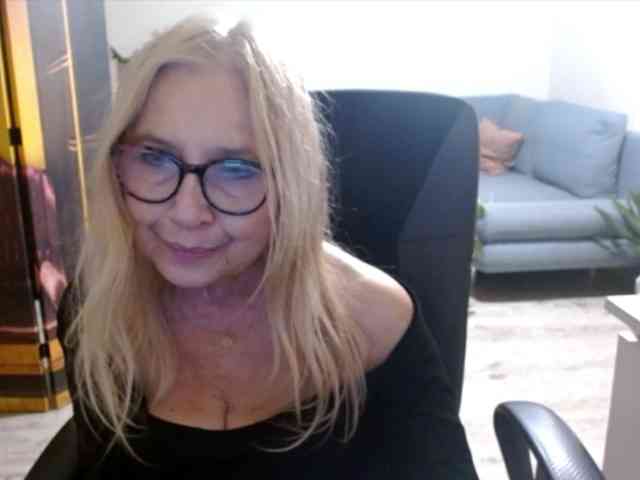 BlondeSofia webcam