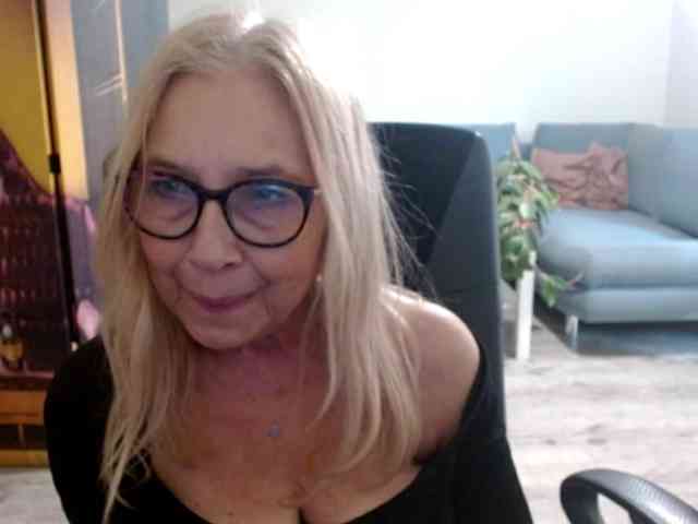 BlondeSofia webcam