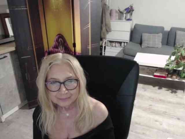 BlondeSofia webcam