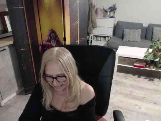 BlondeSofia webcam