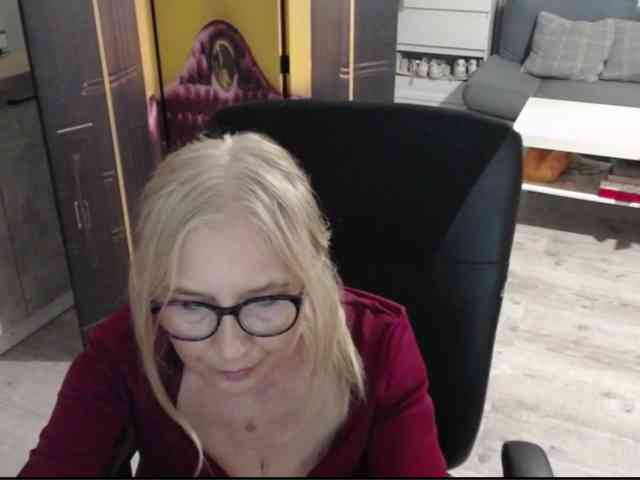 BlondeSofia webcam