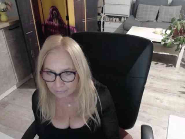 BlondeSofia webcam