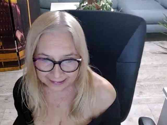 BlondeSofia webcam