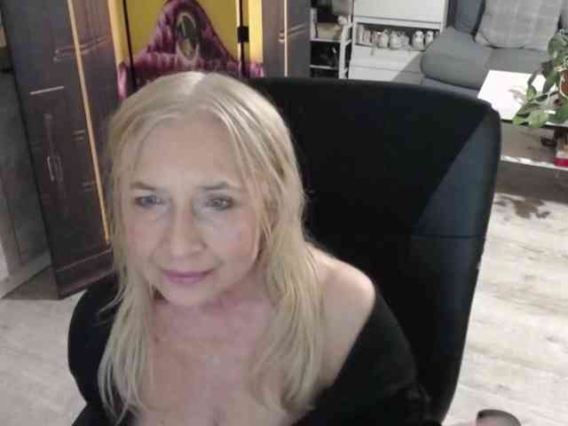 BlondeSofia webcam