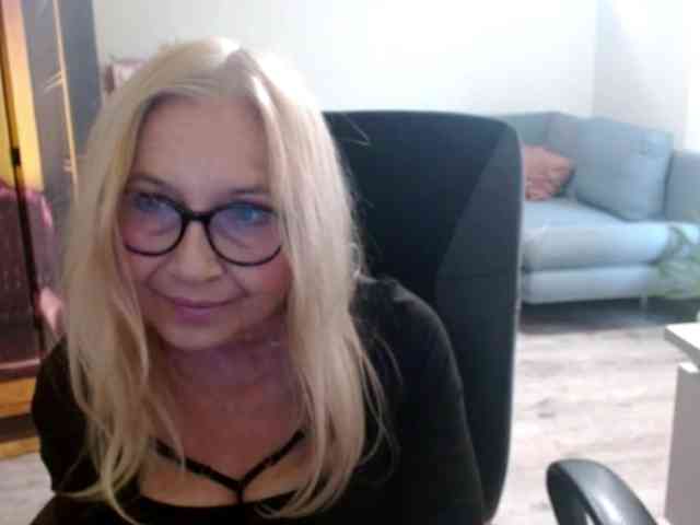 BlondeSofia webcam