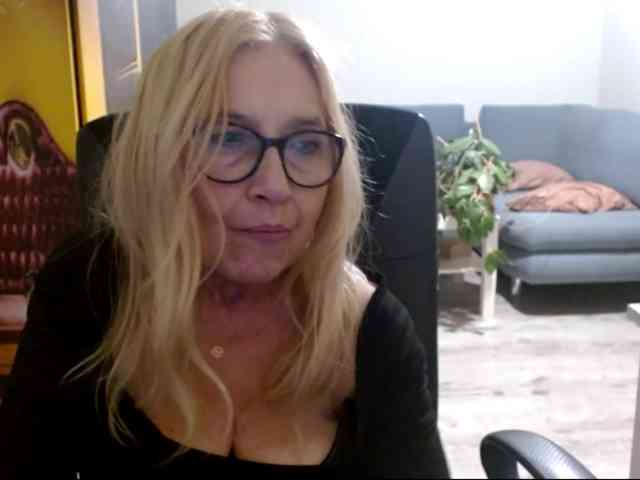 BlondeSofia webcam