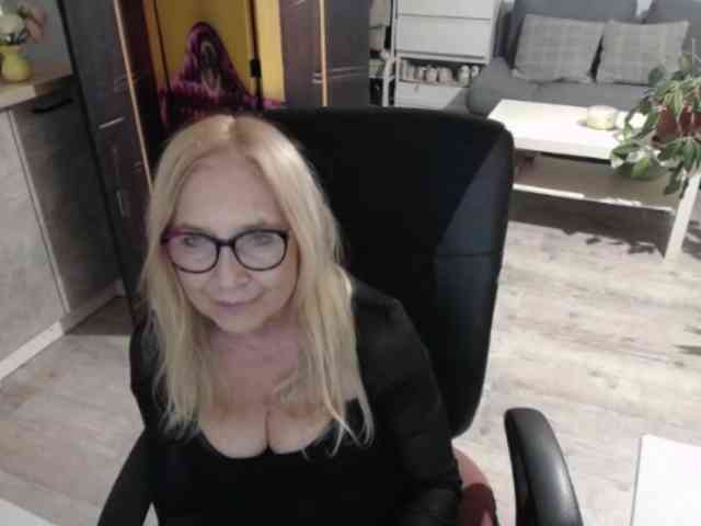 BlondeSofia webcam