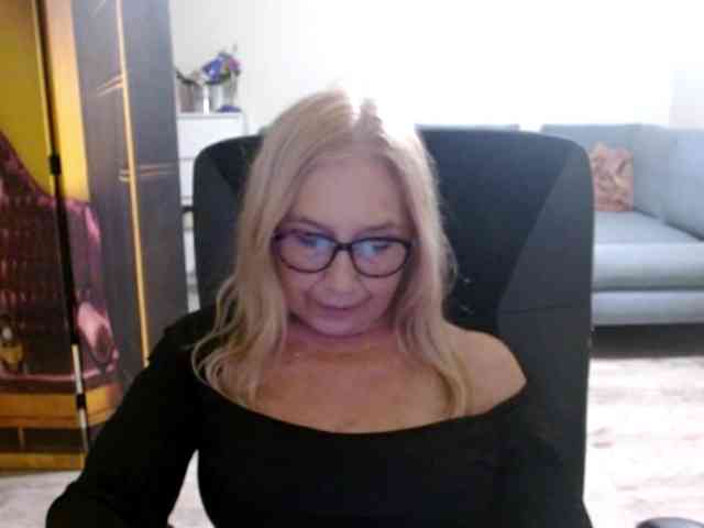 BlondeSofia webcam