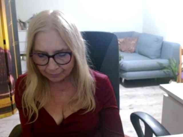 BlondeSofia webcam