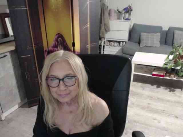 BlondeSofia webcam
