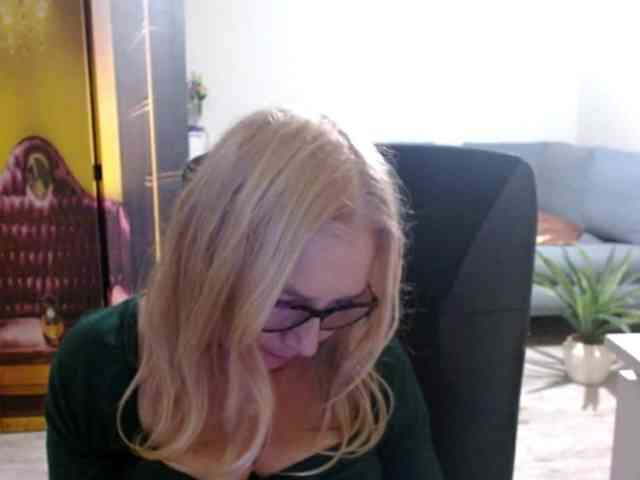 BlondeSofia webcam