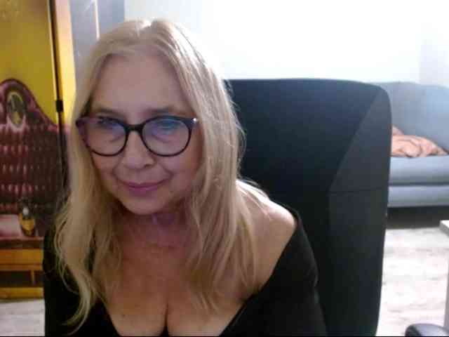 BlondeSofia webcam