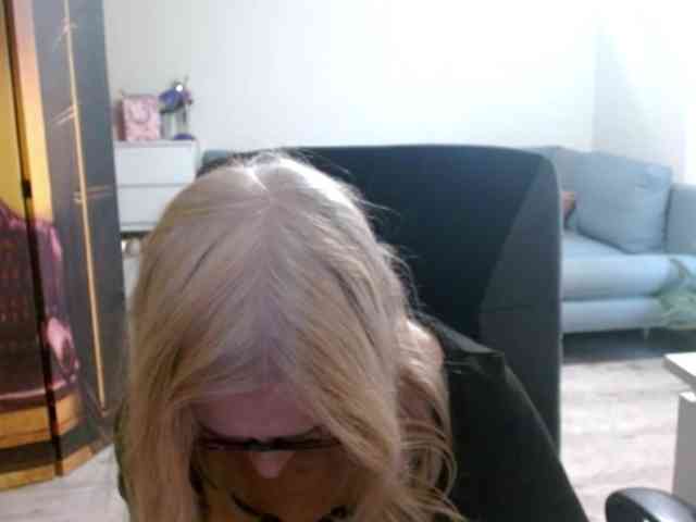 BlondeSofia webcam