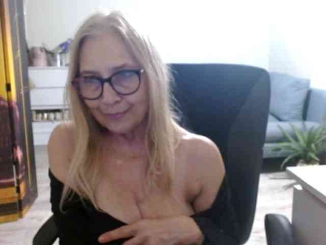 BlondeSofia webcam