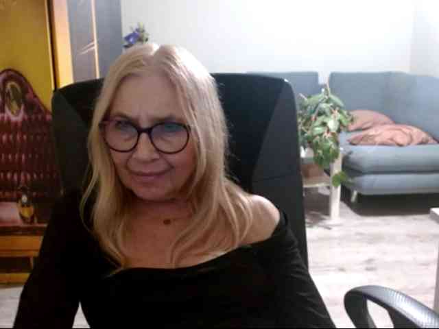 BlondeSofia webcam