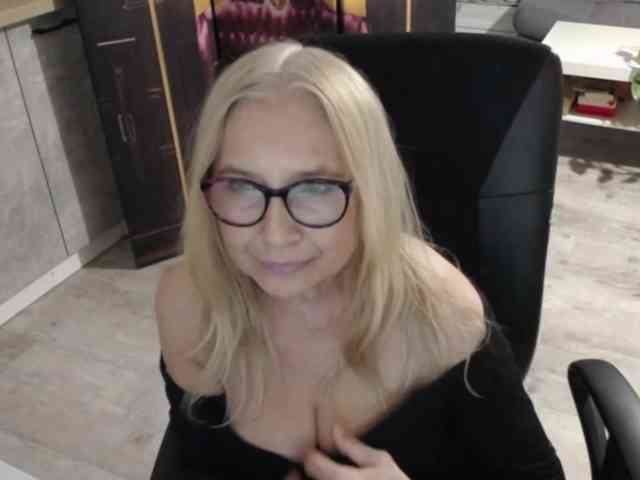 BlondeSofia webcam