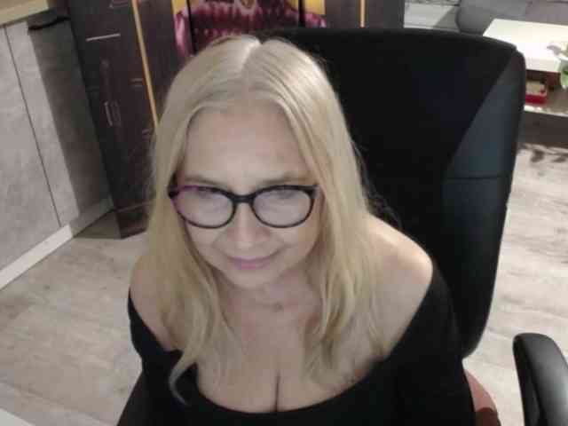 BlondeSofia webcam