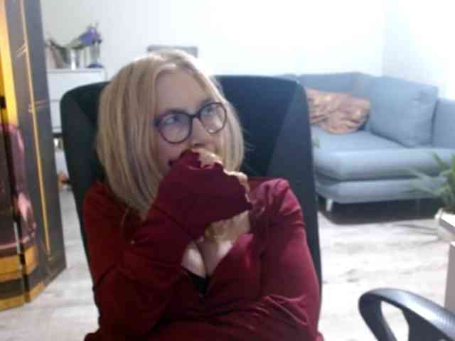 BlondeSofia webcam