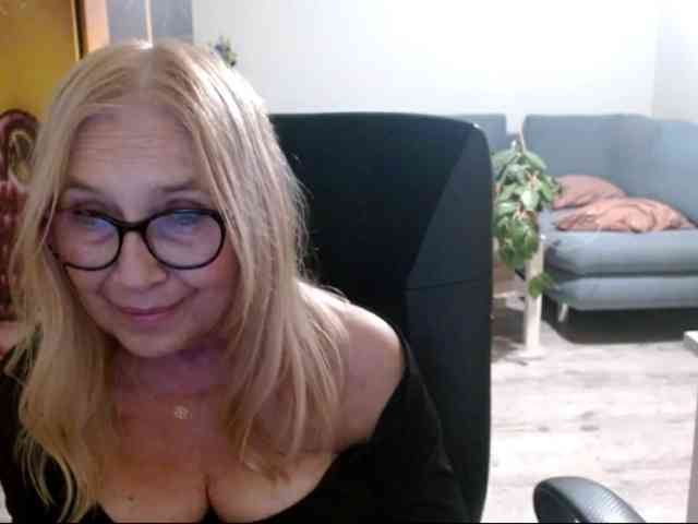 BlondeSofia webcam