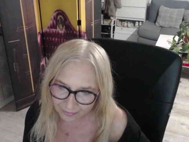 BlondeSofia webcam