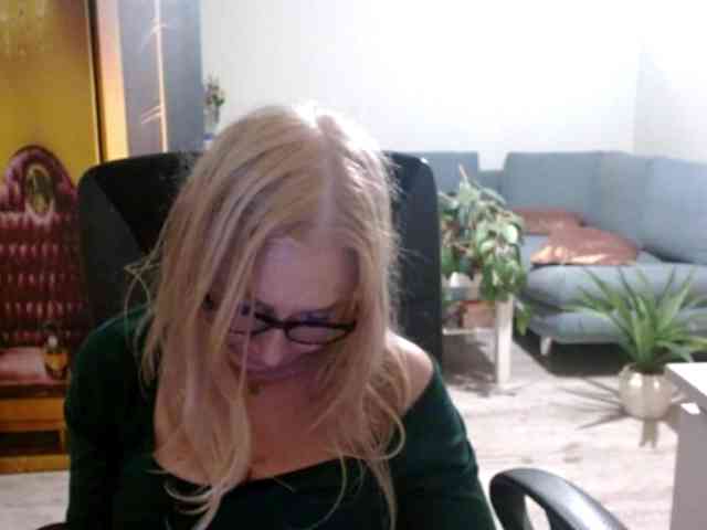 BlondeSofia webcam
