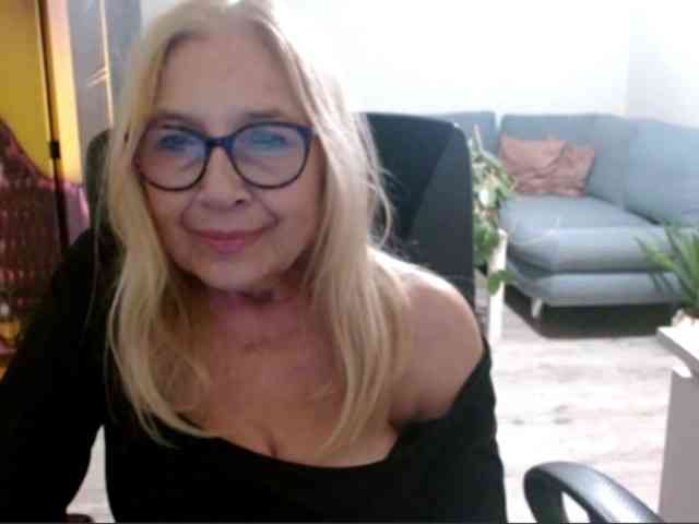 BlondeSofia webcam