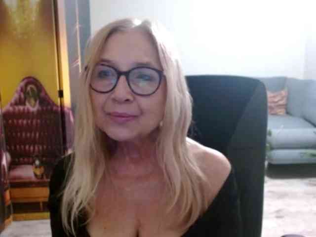 BlondeSofia webcam