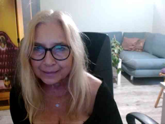 BlondeSofia webcam