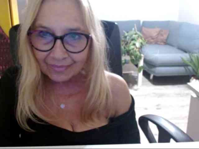 BlondeSofia webcam
