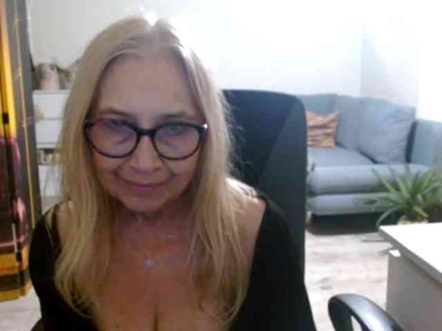 BlondeSofia webcam