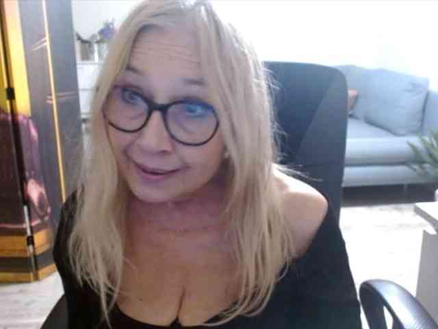 BlondeSofia webcam