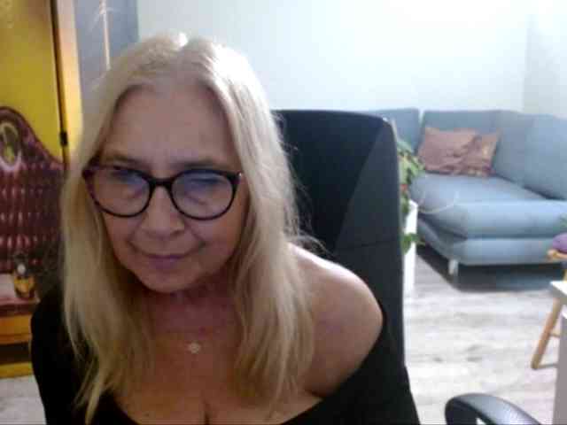 BlondeSofia webcam