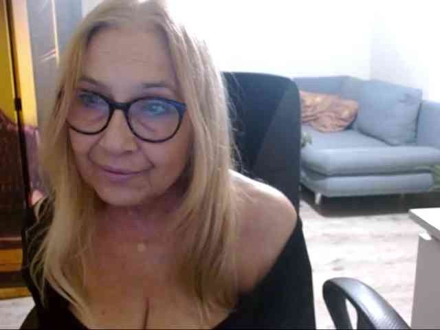 BlondeSofia webcam