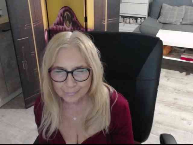 BlondeSofia webcam