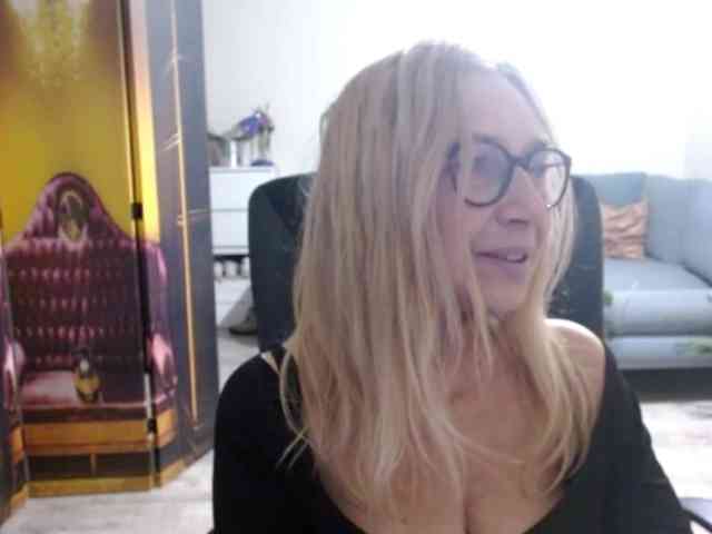 BlondeSofia webcam