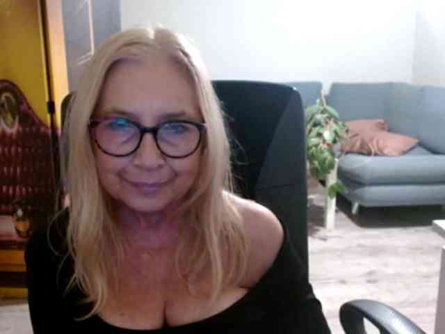 BlondeSofia webcam